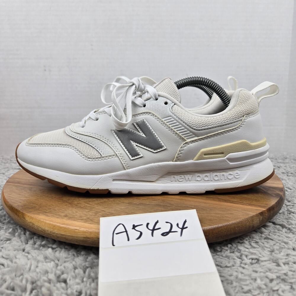 New Balance Mens 9D 997H White Gum Lifestyle Casual Daily Sneaker CM997HCN